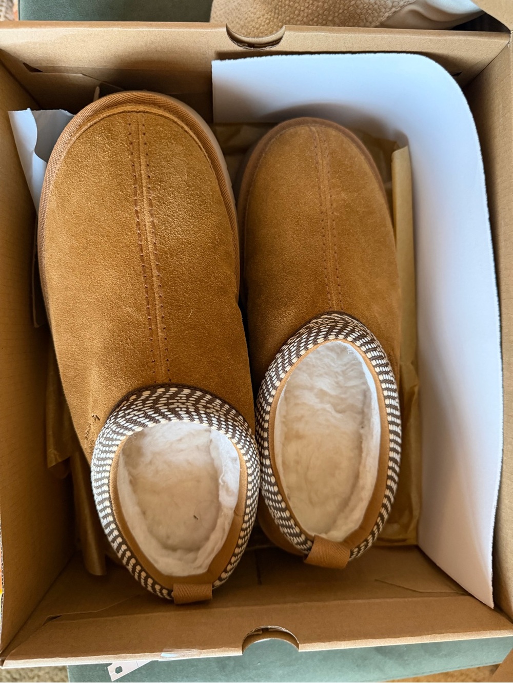 Koolaburra Women's Chestnut Brown Cozy Shearling-Lined Slippers